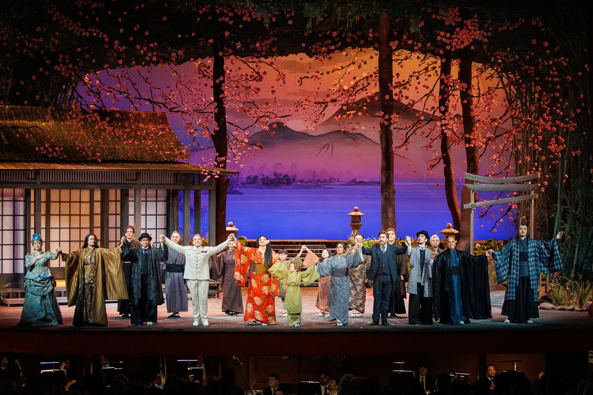 MunicipaldeStgo's tweet image. Galería 📸 | Despedimos a “Madama Butterfly” y agradecemos a las casi 15 mil personas que agotaron todas las funciones 🎭✨
El Teatro Municipal de Santiago se despide de esta ópera, dirigida escénicamente por la artista Verónica Villarroel y agradece a los públicos.