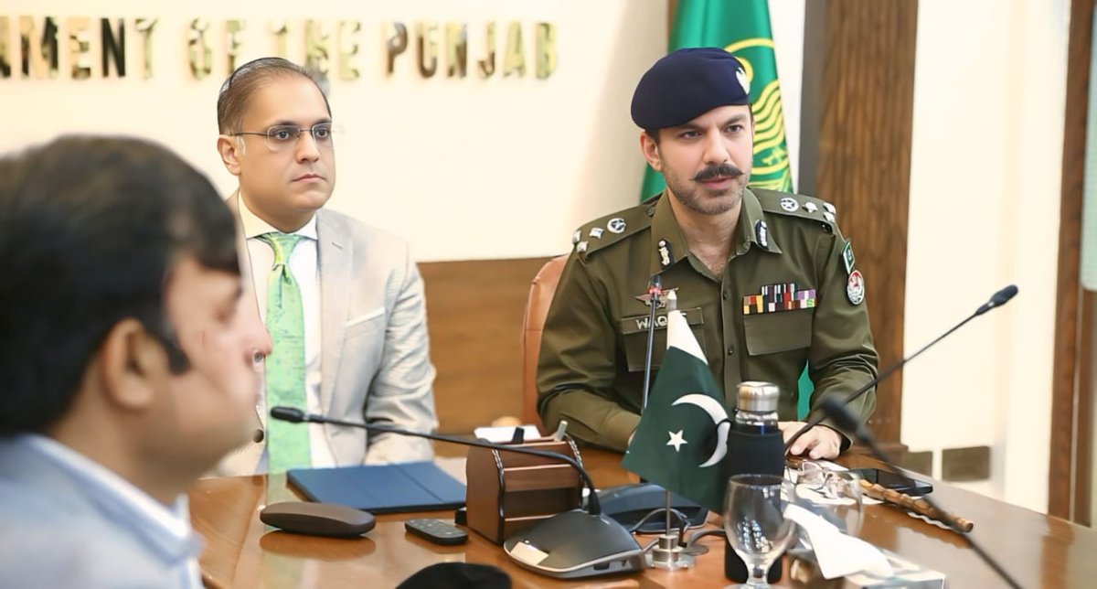 PunjabTraffic's tweet image. DIG Traffic Police Punjab,M Waqas Nazeer, led the discussion on a unified traffic monitoring system during a high-level meeting joined by Secretary Transport, Mr. Imran Sikandar Baloch.DIG PHP Dr. Athar Waheed, Rai Rashid PITB, and officials from Excise and RTA.
#SMARTsystem