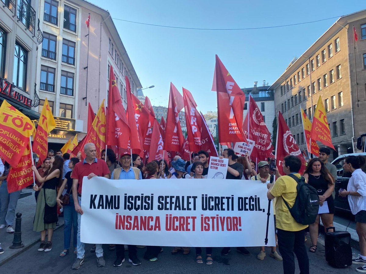 Vergi Denetim Kurulu önünde sefalet değil, insanca yaşam dedik!

Kamuda çalışan binlerce işçiye reva görülen sefalet zammına, güvencesizliğe ve adaletsizliğe karşı sesimizi yükselttik.

İnsanca yaşanacak ücret, güvenli çalışma koşulları istiyoruz!