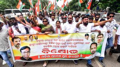 https_firoj's tweet photo. Odisha Bandh for FM College student's death raises a vital question: Where were political parties during her harassment? Justice is crucial now, but this tragedy exposes systemic apathy. We need proactive protection, not just post-event outrage. #JusticeForSoumyashree #Odisha
:) https://t.co/7QS0I4pKqk