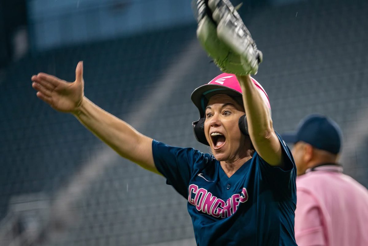 AngieCraigMN's tweet image. Rain or shine happy to raise money for a great cause and always ready to step up to the plate.
rollcall.com/2025/07/16/thu…