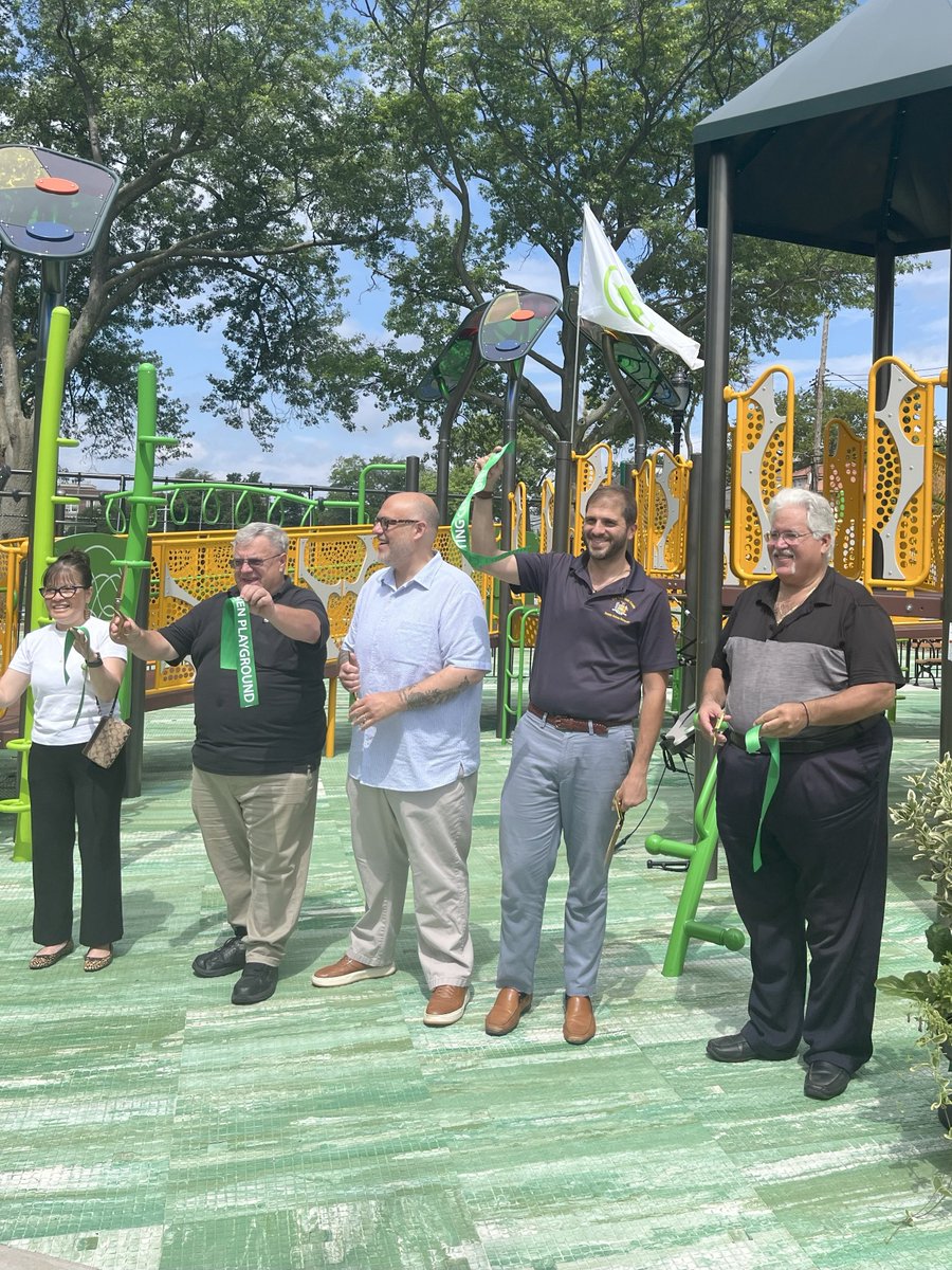 Sen_Gounardes's tweet image. This morning, we cut the ribbon on a revamped Russell Pedersen Playground in Bay Ridge. The redesign includes new play equipment, adult fitness areas, lighting, and more. 🛝
Thanks to @JustinBrannan for working to secure funding, and to @NYCParks for doing a beautiful job.