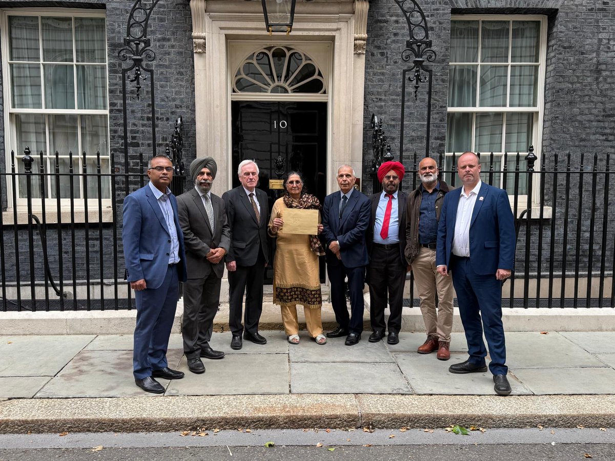 Jas_Athwal's tweet image. Yesterday I delivered a letter calling for an official Government apology for the Jallianwala Bagh Massacre (1919).
Jallianwala Bagh remains one of the biggest stains on British history. An official apology wouldn't fully heal the scars, but it would go some way to righting this…