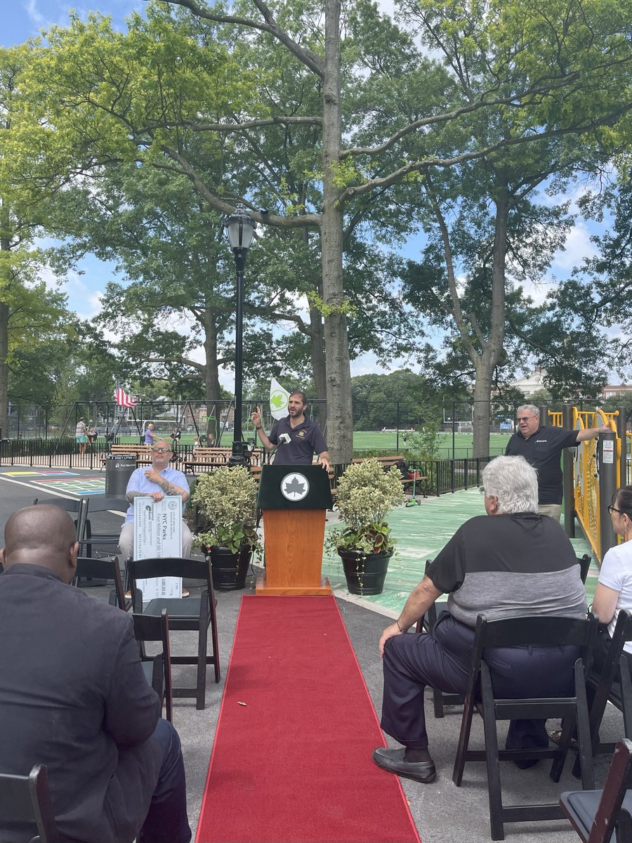 Sen_Gounardes's tweet image. This morning, we cut the ribbon on a revamped Russell Pedersen Playground in Bay Ridge. The redesign includes new play equipment, adult fitness areas, lighting, and more. 🛝
Thanks to @JustinBrannan for working to secure funding, and to @NYCParks for doing a beautiful job.