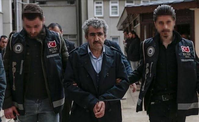 cuneytiltus's tweet photo. ✍️ 2010 KPSS’de soruların sızdırıldığı ortaya çıkınca, ÖSYM Başkanı Ünal Yarımağan istifa etti.
✍️Yerine Ali Demir atandı. Ancak onun döneminde daha büyük bir skandal yaşandı:
📌 2011 YGS’de “şifre skandalı” patladı.
1 milyondan fazla adayın katıldığı sınavda, matematik sorularının cevaplarının belli bir şifre yöntemine göre çözülebildiği ortaya çıktı.
🗣️ ÖSYM Başkanı Ali Demir’in açıklaması ise tepkileri daha da büyüttü:
> “Şifre var ama kopya yok.”

🧪 Gençler, haklarını savunmak için sokaklara çıktı.
Ancak dönemin Başbakanı Recep Tayyip Erdoğan, öğrencileri şu sözlerle hedef aldı:
> “Taksim’e 1.000 kişi yürütmek marifet değil, biz de karşılarına 10.000 kişi çıkarırız.”

📌 Peki sonra ne oldu?
❌ Sınav iptal edilmedi.
📎 Ali Demir görevde kalmaya devam etti.
⚖️ Yıllar sonra, bu dönemle ilgili olarak FETÖ üyeliği ve görevi kötüye kullanma suçlarından yargılandı.
Özetle;
Geçmişinizi biliyoruz. Size neden güvenelim?