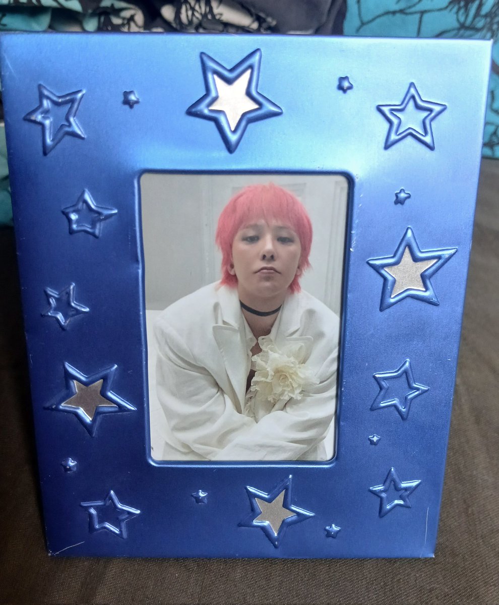 Axzgrr's tweet image. Hello everyone look at thos framed photocard i have of jiyong