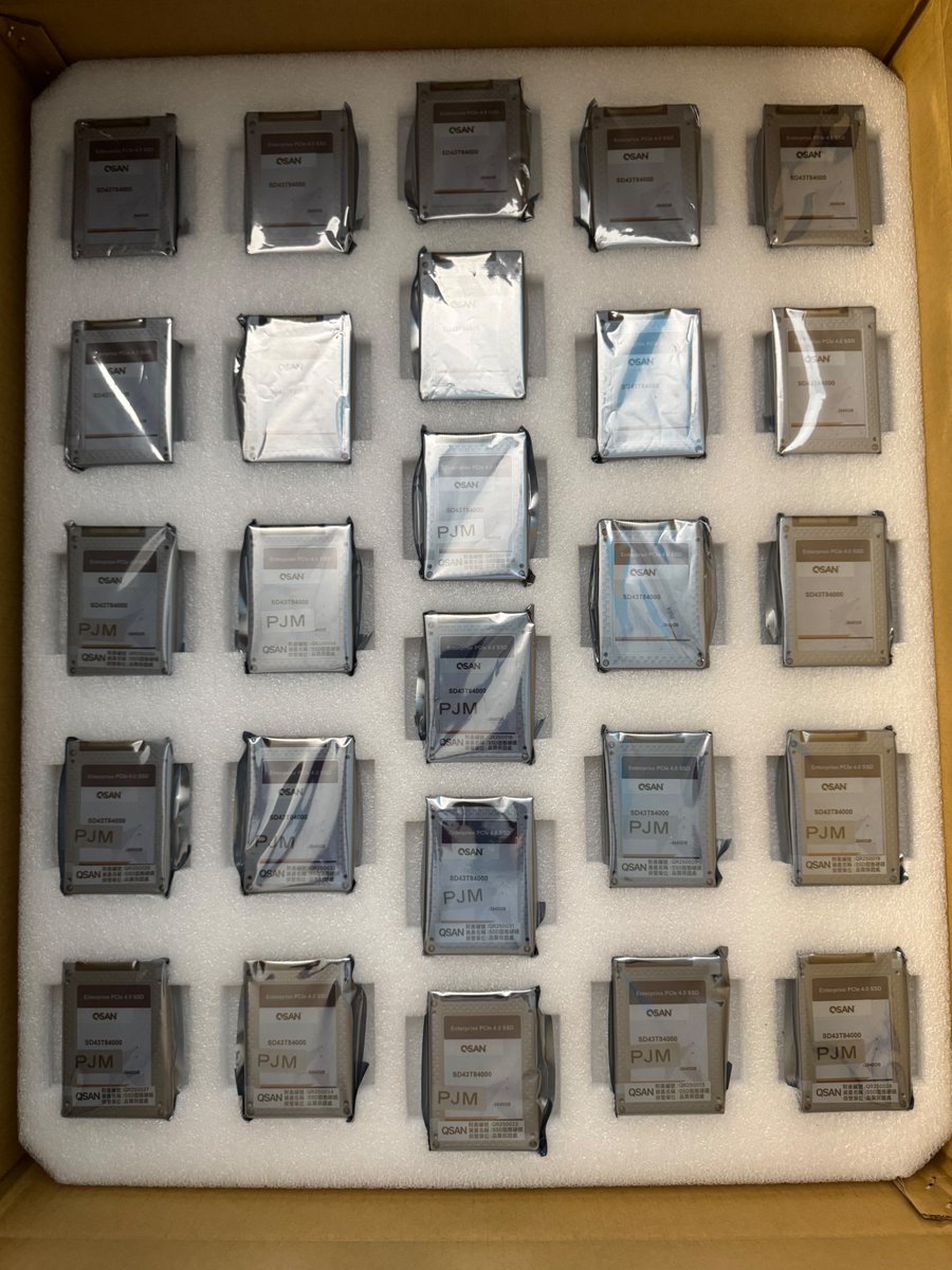 storagereview's tweet image. There&apos;s less mystery but somehow it&apos;s more fun to see the drives all laid out when getting in a new system. #ssd #storage #nas @QSANstorage