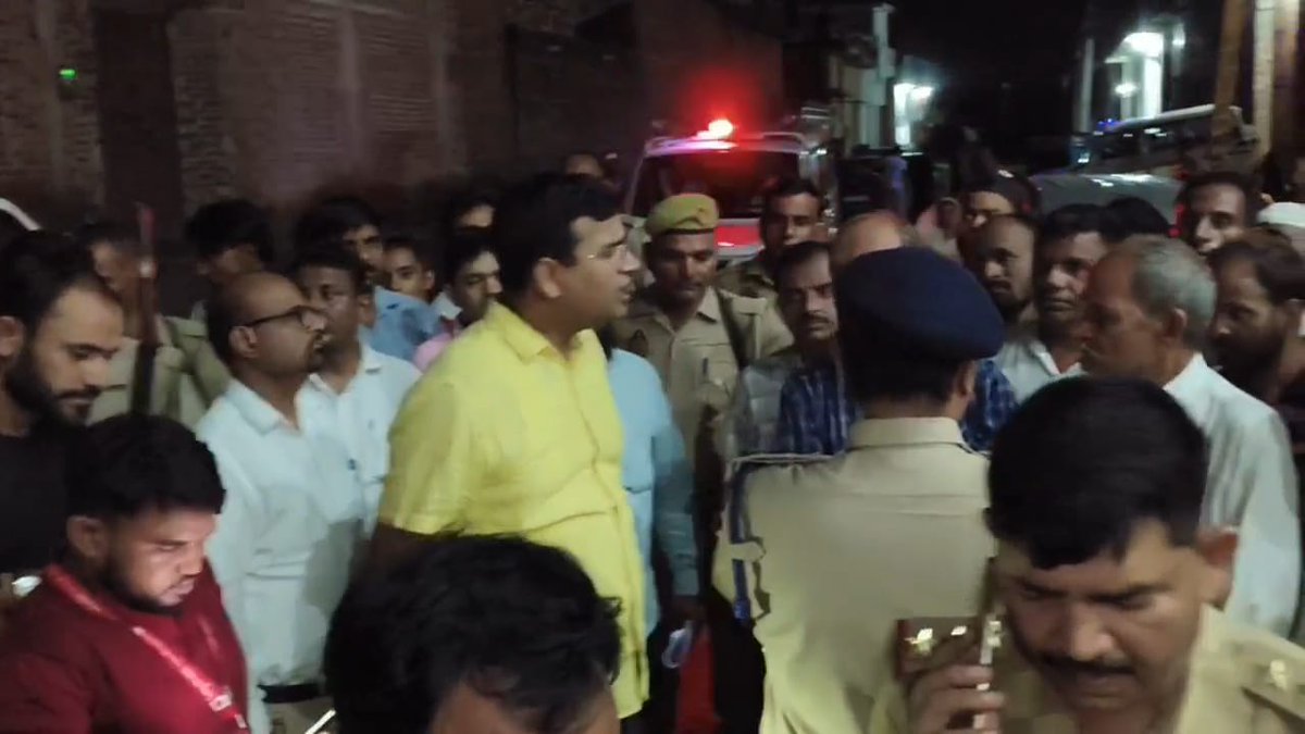 govindpal501's tweet photo. @moradabadpolice तालाब में डूबने से तीन की दर्���नाक मौत,मैनाठेर थाना क्षेत्र के महमूदपुर माफी गांव में बड़ा हादसा,धान की रोपाई के बाद तालाब में नहा रहे थे तीनों युवक-युवतियां,पानी में डूबने से दो युवतियों और एक युवक की हुई मौत,मौके पर पहुंचे उपजिलाधिकारी विनय सिंह  @Uppolice https://t.co/7HJqH1qLBA