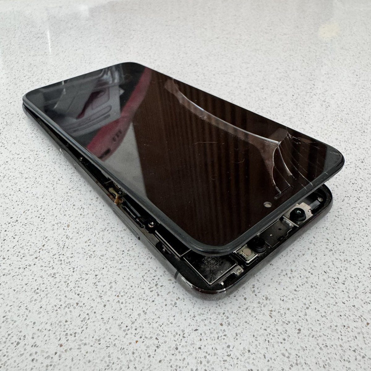 MarceloMarfil's tweet image. i went to check for my old iphone x in my devices drawer and found it like this 😢