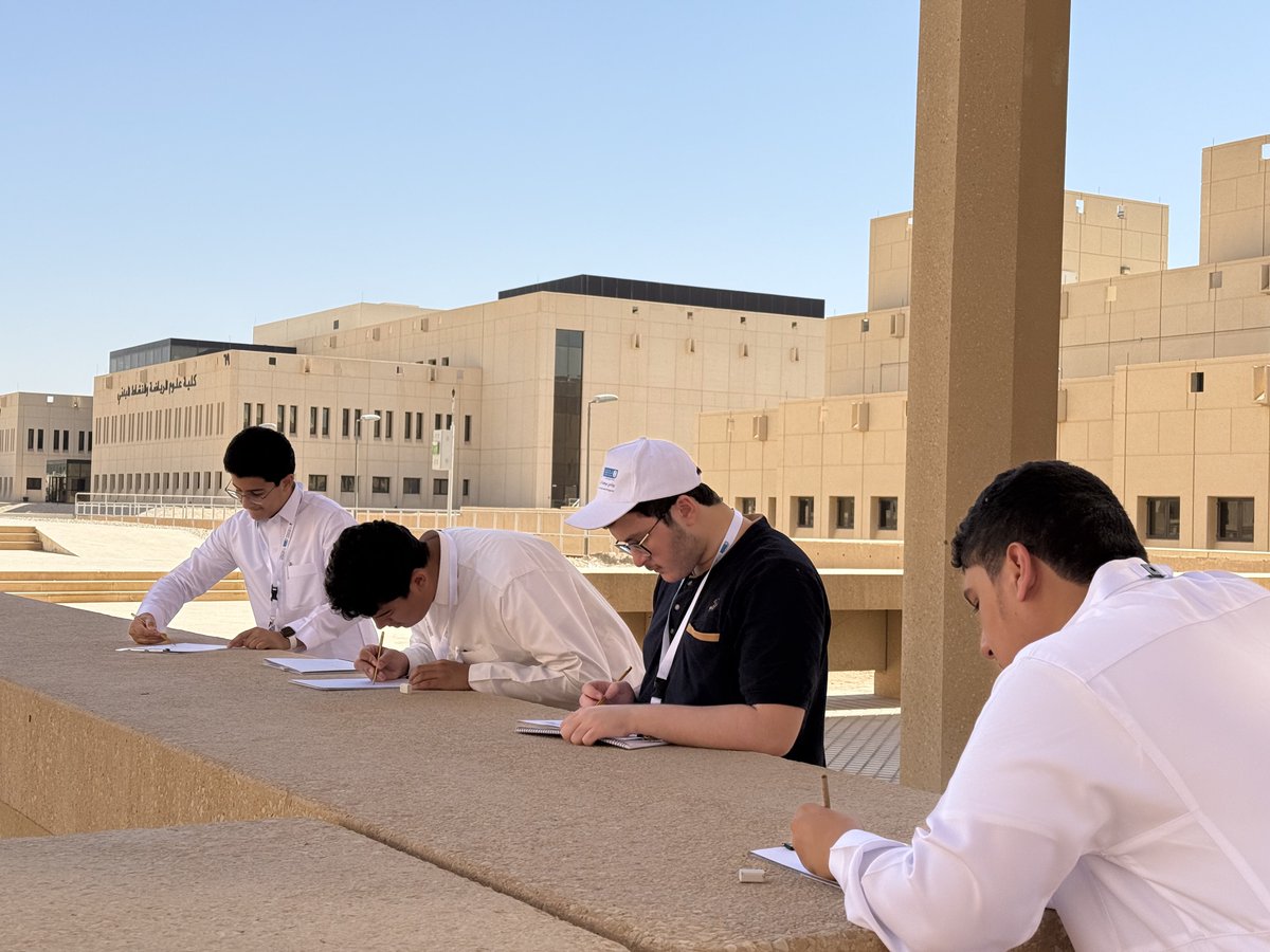 قبل ثلاثة أسابيع، استقبلتُ أنا والدكتور <a href="/aajlan1/">Dr. Ali M.Ajlan</a> مجموعة من طلاب المرحلة الثانوية الموهوبين ضمن #برنامج_موهبة_الإثرائي_الأكاديمي 2025 في #جامعة_الملك_سعود.

كان تركيزنا على العمارة—ليس فقط كتخصص أكاديمي، بل كطريقة للتفكير، والإدراك، وطرح الأسئلة حول العالم من حولنا.

ورغم أن الهدف