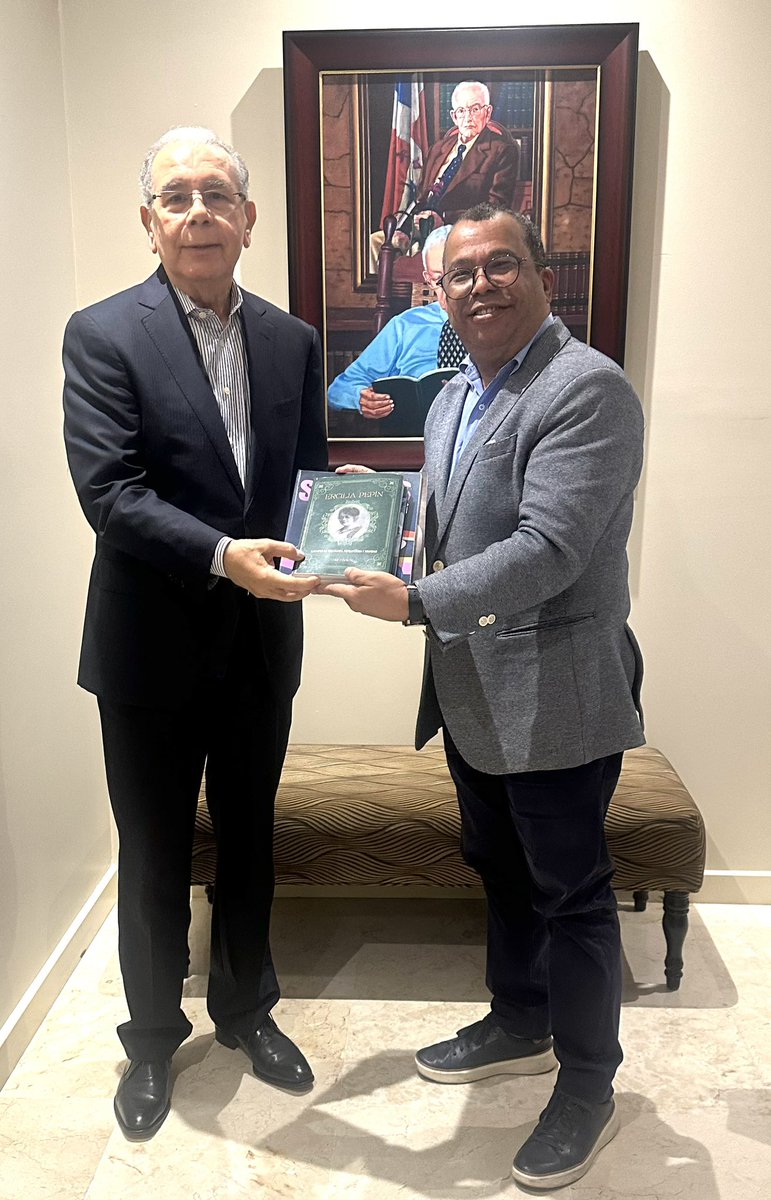 “Este jueves realicé una visita a mi amigo, el presidente Danilo Medina. Hablamos de muchos temas, y ratificamos el afecto y la hermandad. Lo vi muy saludable y alegre  por la fortaleza del PLD.
Le entregarle las publicaciones más recientes de Señales TV. 
¡Gracias y bendiciones!