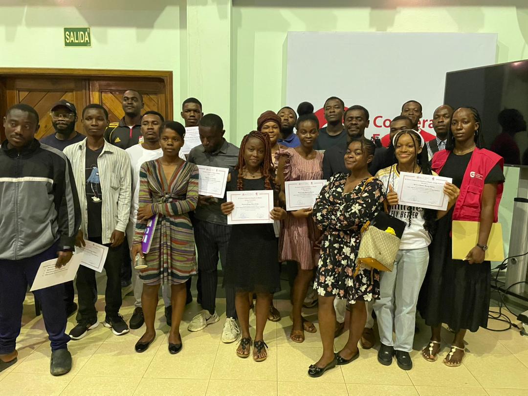 ccemalabo's tweet image. Clausura con entrega de diplomas el primer taller de inicio, refuerzo de la escritura creativa y revisión lingüística, impartido por Juan Tomás Ávila Laurel, en el Centro Cultural de España en Malabo.
@EmbEspMalabo #EspañaEnGE @CooperacionESP @CCEBata @AhoraEg @AECID_EspMalabo
