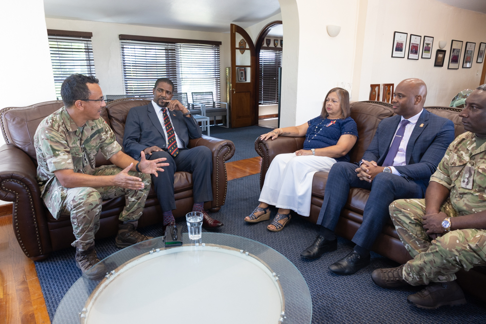 BdaGovernment's tweet image. Minister of National Security, the Hon. Michael Weeks, JP, MP, recently welcomed senior officials from the Turks and Caicos Islands (TCI) at Warwick Camp, who are in Bermuda to observe and engage with their Regiment, which is currently undergoing training.
The visit highlights a…