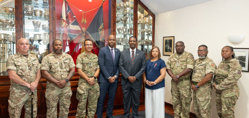 BdaGovernment's tweet image. Minister of National Security, the Hon. Michael Weeks, JP, MP, recently welcomed senior officials from the Turks and Caicos Islands (TCI) at Warwick Camp, who are in Bermuda to observe and engage with their Regiment, which is currently undergoing training.
The visit highlights a…
