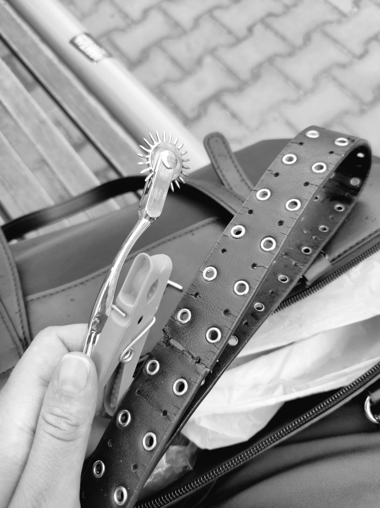 Nakonec se to stejně zvrhlo. Sub byla nicka bez mozku a výprask a trápení si prostě zasloužil! A zda vyhoním nechal na mě - měl malý péro, nebudu si kvůli zvadlé žížalce námahat ruku, takže nebylo nic 😅😛😈.