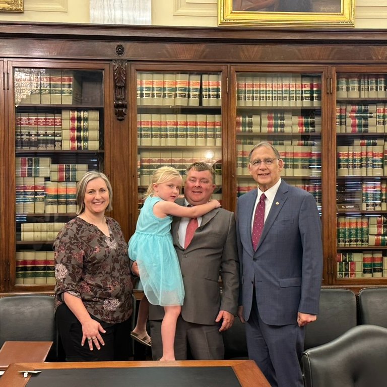 JohnBoozman's tweet image. The Helms family’s diversified operation includes corn, soybeans and one of the last remaining Arkansas dairy farms. They are taking time away from their farm in Arkadelphia this week to represent @ArkansasSoybean in Washington, D.C. I’m proud to advocate for their interests and…
