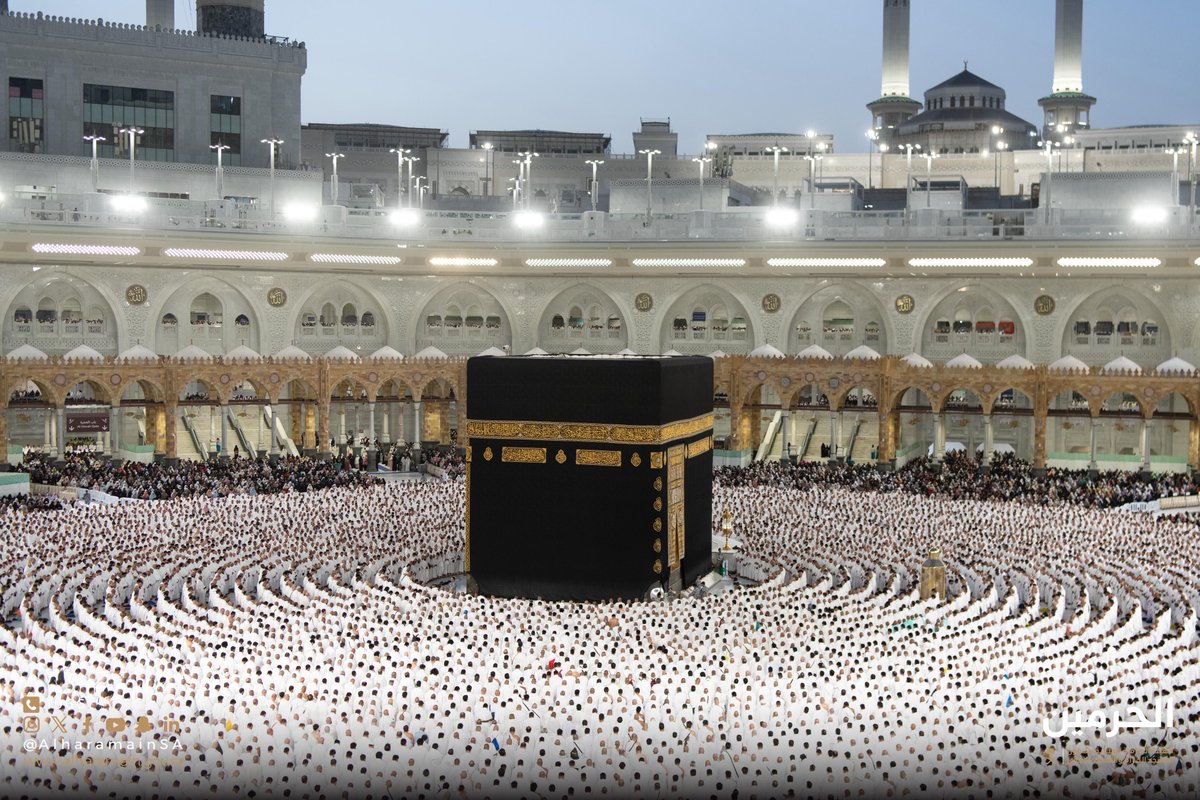AlharamainSA's tweet image. 📸 صور | ضيوف الرحمن تحفهم الرحمة وتغشاهم السكينة في صلاة المغرب بـ #المسجد_الحرام