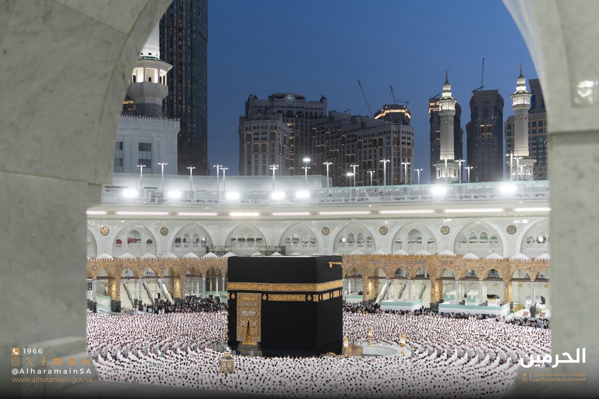 AlharamainSA's tweet image. 📸 صور | ضيوف الرحمن تحفهم الرحمة وتغشاهم السكينة في صلاة المغرب بـ #المسجد_الحرام