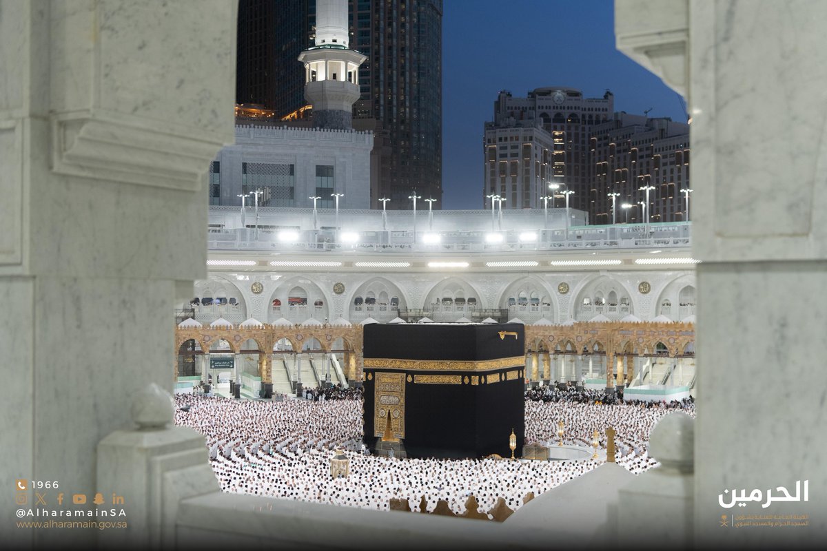 AlharamainSA's tweet image. 📸 صور | ضيوف الرحمن تحفهم الرحمة وتغشاهم السكينة في صلاة المغرب بـ #المسجد_الحرام