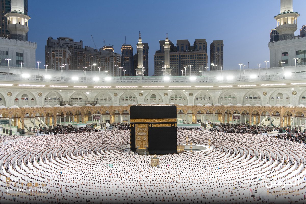 AlharamainSA's tweet image. 📸 صور | ضيوف الرحمن تحفهم الرحمة وتغشاهم السكينة في صلاة المغرب بـ #المسجد_الحرام