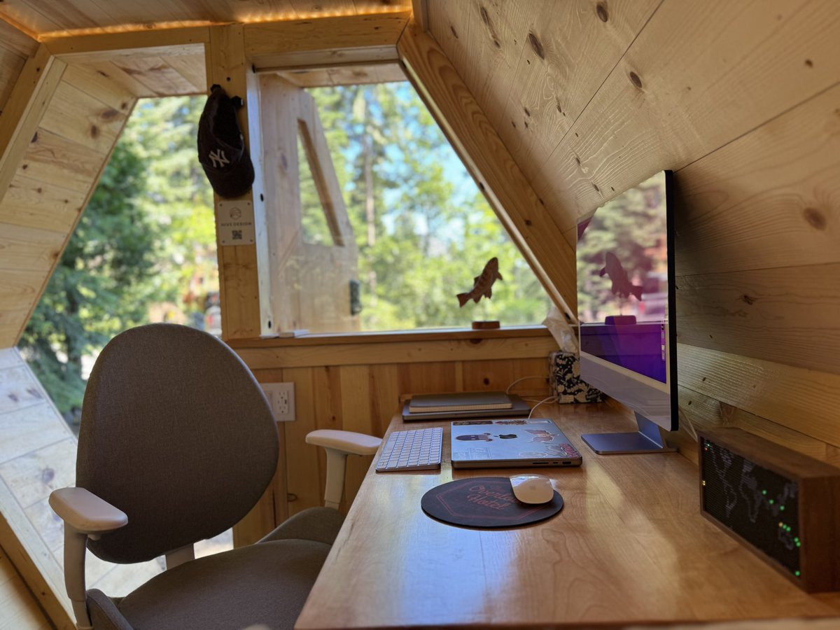 simpsoka's tweet image. Desk upgrade! It’s similar to the old one, but custom built for my needs. It’s larger, oak (not pine), and lower, so now I can have my monitor, too. Simple, but effective!