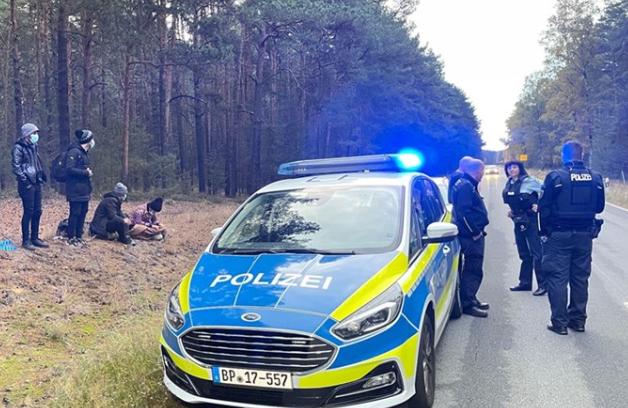 Niemieckie służby w odpowiedzi na zapytanie  Aleksandry Fedorskiej (świetna robota <a href="/a_fedorska/">Aleksandra Fedorska</a> !), przyznały, że stosują fikcję prawną, która pozwala im uznawać osoby zatrzymane nawet 30 kilometrów od granicy za takie, które formalnie jeszcze nie przekroczyły granicy państwowej –