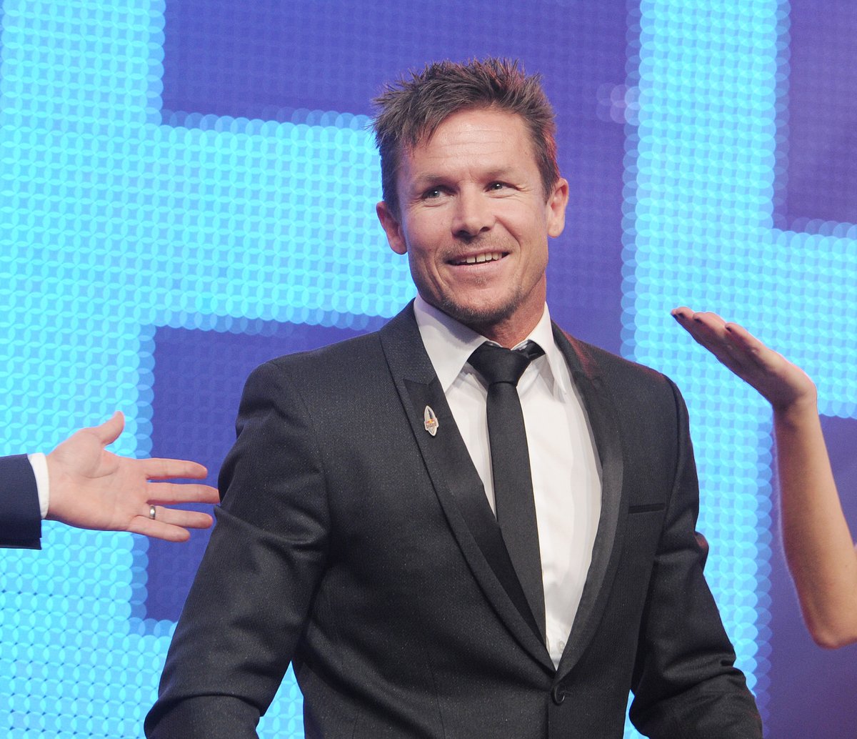 TV2000it's tweet photo. #NEWS - 🔴#FelixBaumgartner morto per un malore in #parapendio a Porto Sant’Elpidio (#Fermo).
Il famoso #basejumper austriaco, 56 anni, è precipitato in una piscina all’interno del camping Le Mimose, ferendo lievemente una giovane turista.
Conosciuto a livello mondiale per le sue imprese estreme, storica quella del lancio dallo spazio: oltre 39 chilometri d’altezza in caduta libera, raggiungendo la velocità del suono senza ausili motorizzati.
#Baumgartner, nato nel 1969 a #Salisburgo, iniziò a lanciarsi con il paracadute a soli 16 anni.
Il 14 ottobre 2012 con il salto dalla stratosfera, stabilì tre record mondiali: caduta libera più alta, velocità massima (circa Mach 1,25) e lancio da un pallone aerostatico. Il lancio dai limiti dello spazio avvenne da una capsula appesa a un pallone a elio sopra il deserto del #NewMexico.
#17luglio