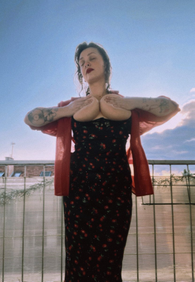 Простите христа ради, бицепсы пока только начала качать, потом покажу