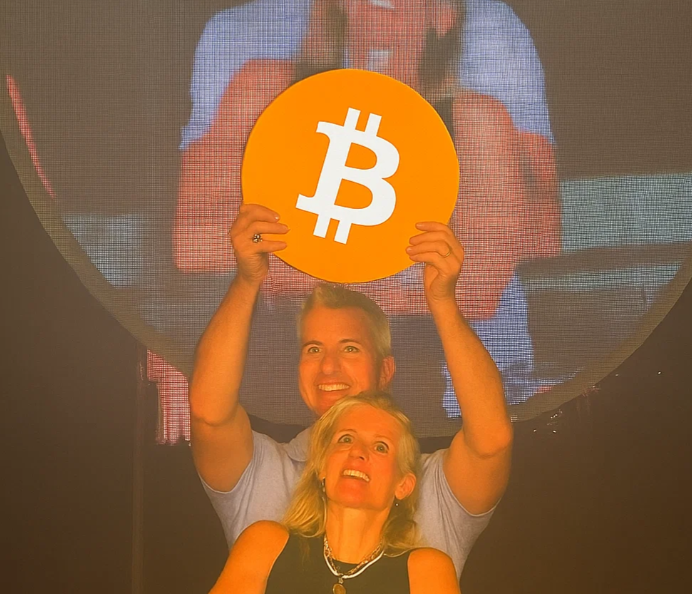 SoloSatoshi's tweet image. Hold Bitcoin, not your mistress.
