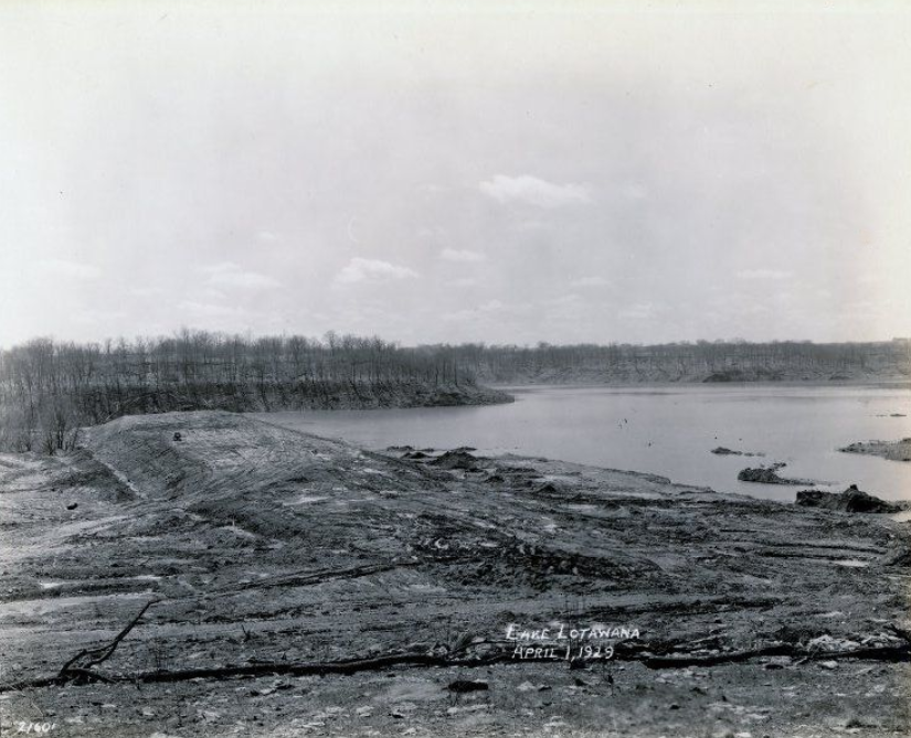 LS_History's tweet image. Plans for Lake Lotawana, envisioned as a vacation paradise for Kansas Citians, were unveiled in 1927. The project aimed to create what was then touted as Missouri's second-largest lake. Photo: Construction of Lake Lotawana dam.