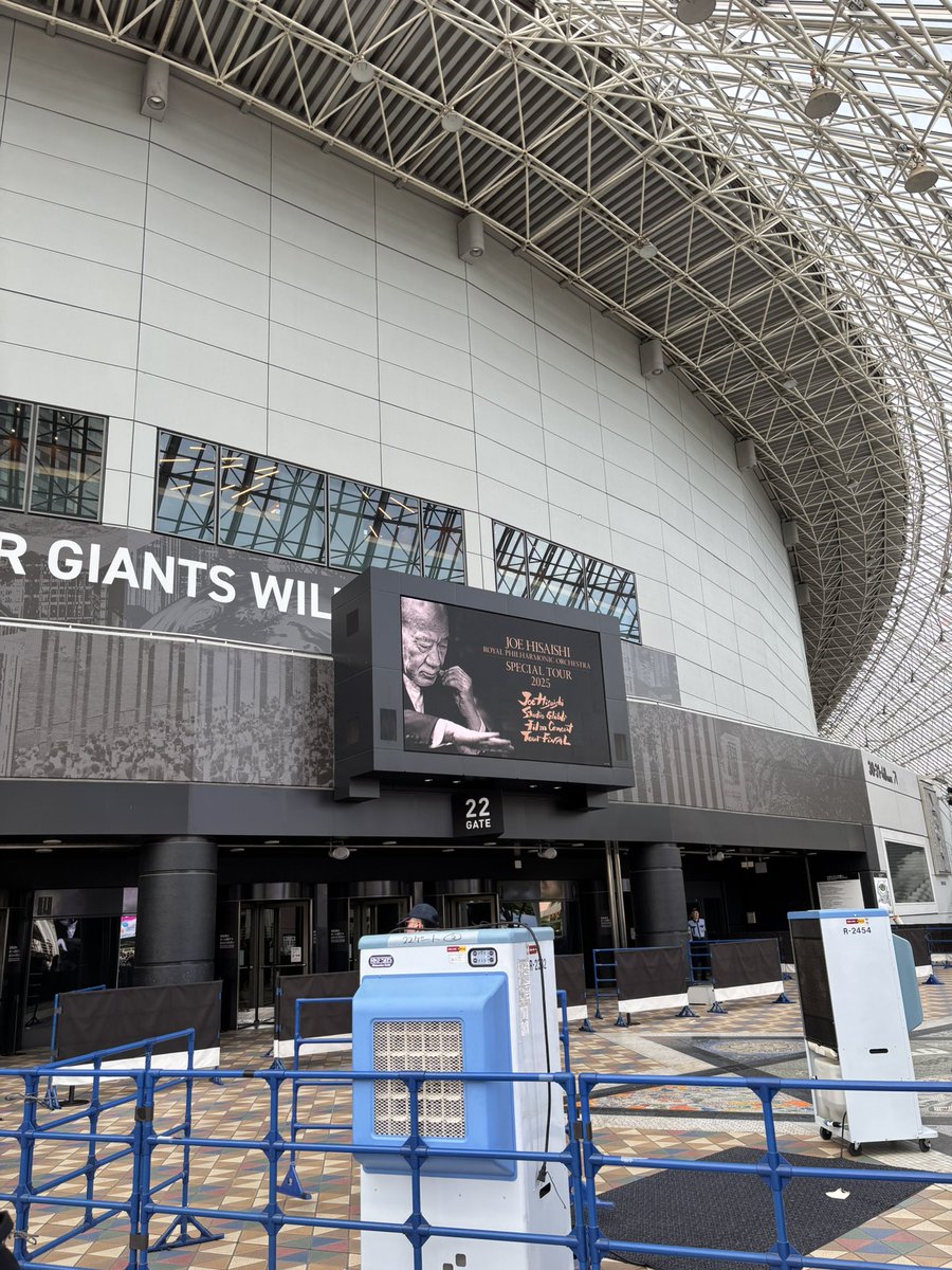 NoRock109's tweet photo. 2025.7.17久石譲スタジオジブリフィルムコンサートin東京ドーム
初の生久石が最高に染みた、笑顔が柔和で楽しそうな人だったな
昔よく観ていたせいか全部涙腺にきてアシタカせっ記とトトロは泣いた
何度でも観たいと思える演奏で大満足 https://t.co/8AbmGpqeoY