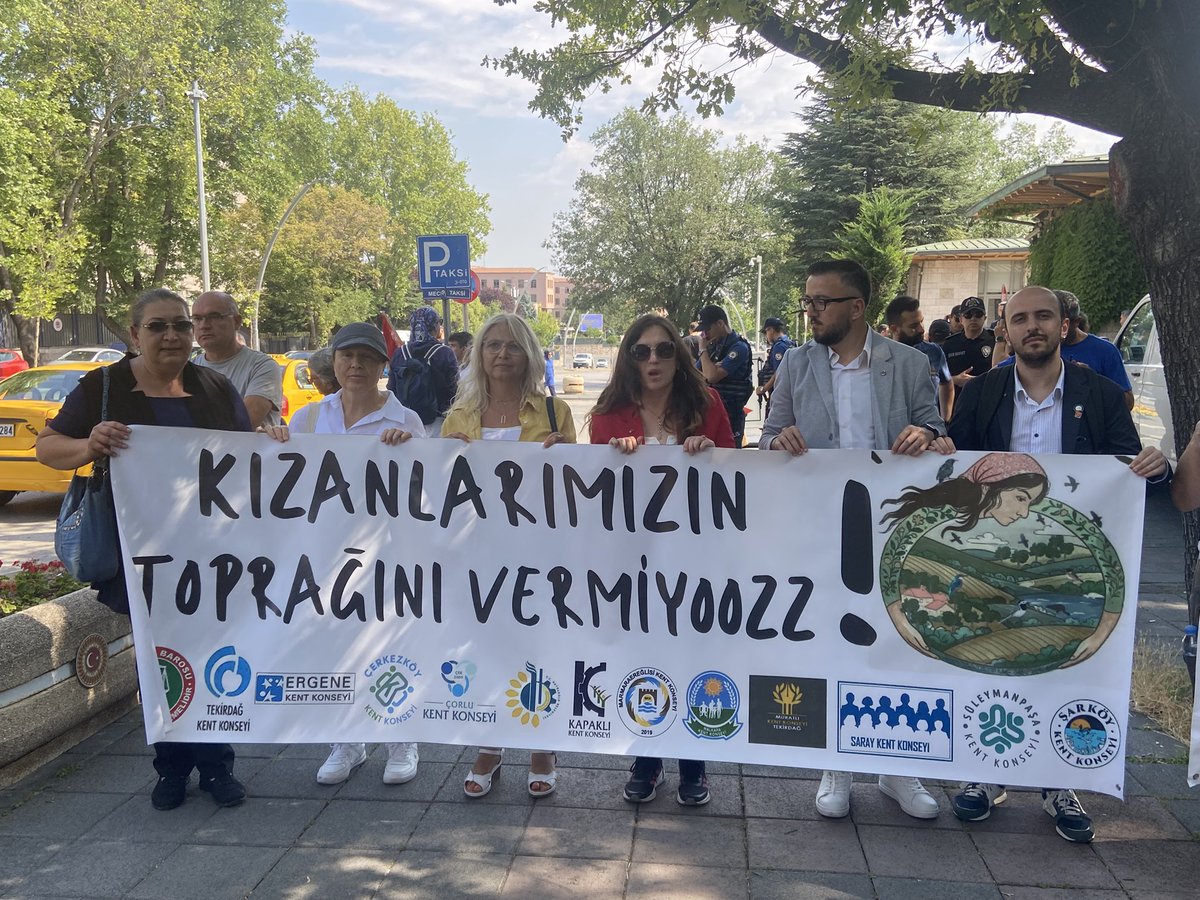 Meclis’e sesleniyoruz:

Sadece bizim değil, kendi çocuklarınızın da geleceğini satıyorsunuz!

Sayenizde torunlarınız gölgesinde oyun oynayacak ağaç bulamayacak.

Bu kötülükten vaz geçin!

#İşgalYasasınıGeriÇek