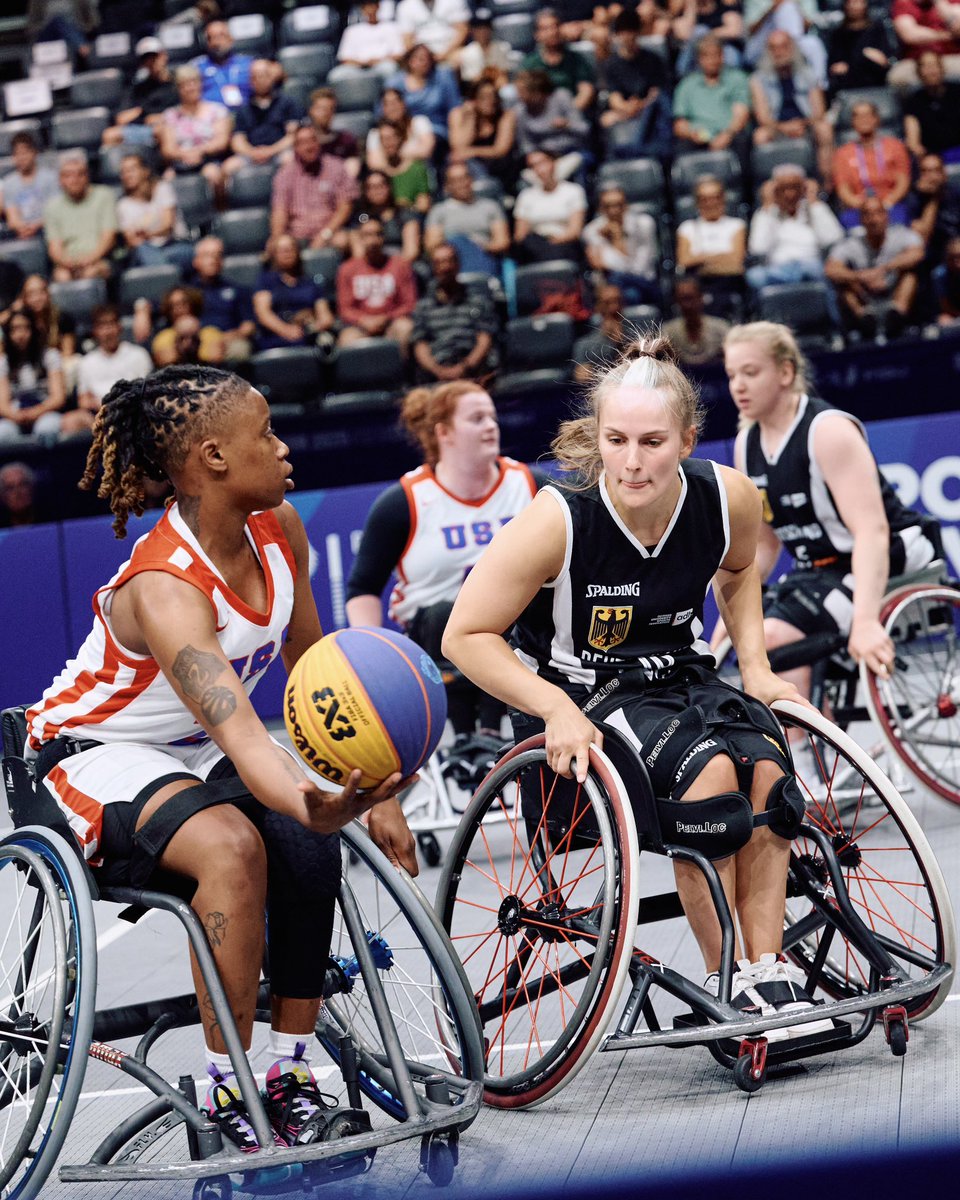 landnrw's tweet image. Anpfiff für die 3 × 3 Basketball Wettkämpfe der World University Games Summer in Bochum. 🏀 Mit dabei: 140 Sportlerinnen & Sportler aus 20 Nationen & mit Rollstuhlbasketball zum ersten Mal eine Para Sportart. MP @HendrikWuest war dabei und hat die Teams angefeuert.