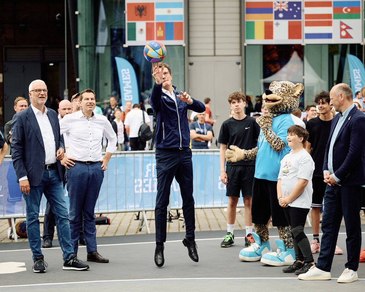 landnrw's tweet image. Anpfiff für die 3 × 3 Basketball Wettkämpfe der World University Games Summer in Bochum. 🏀 Mit dabei: 140 Sportlerinnen & Sportler aus 20 Nationen & mit Rollstuhlbasketball zum ersten Mal eine Para Sportart. MP @HendrikWuest war dabei und hat die Teams angefeuert.