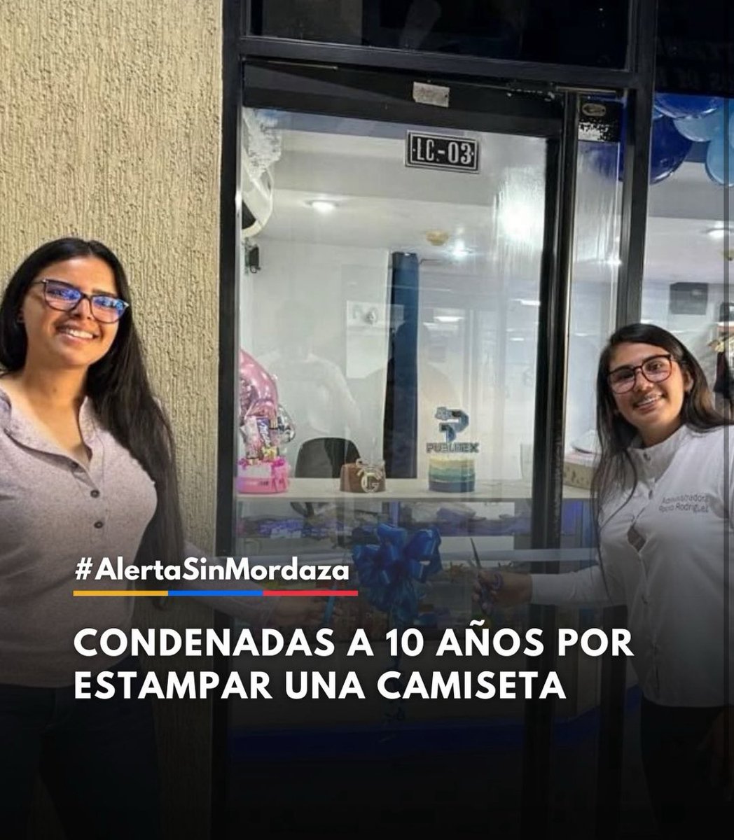 endsequera's tweet photo. 🚨🚨 Presas por 10 años por estampar una camisa 

Génesis y Rocío fueron condenadas a 10 años de cárcel. 

¿Su “delito”? Estampar franelas con la imagen de la caída de una estatua de Chávez por encargo de un cliente vía WhatsApp.

Les imputan los cargos de: terrorismo, traición a la patria e incitación al odio.

Libertad para Génesis y Rocío y libertad para todos los presos políticos en Venezuela.