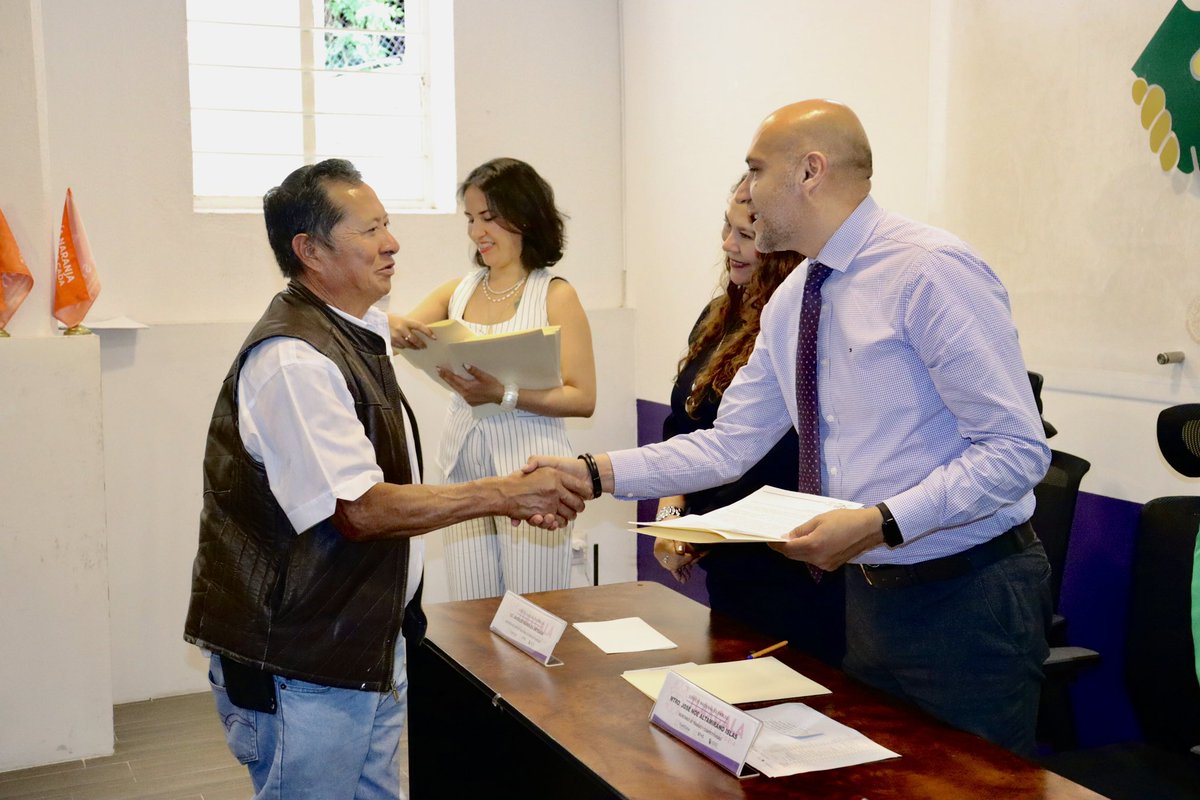 STyC_Tlaxcala's tweet image. 📈📄 El Secretario de Trabajo y Competitividad, @Noe_Altamirano_ , encabezó la entrega de Actas de Bienes en Propiedad a personas beneficiarias del Subprograma de Fomento al Autoempleo, operado por la STyC a través del Servicio Nacional de Empleo Tlaxcala (SNET).
#STyC #SNET