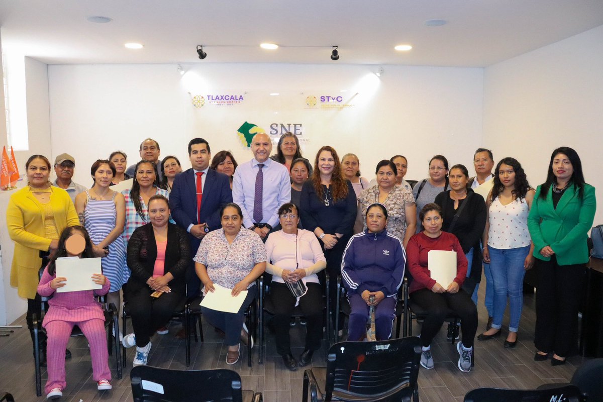 STyC_Tlaxcala's tweet image. 📈📄 El Secretario de Trabajo y Competitividad, @Noe_Altamirano_ , encabezó la entrega de Actas de Bienes en Propiedad a personas beneficiarias del Subprograma de Fomento al Autoempleo, operado por la STyC a través del Servicio Nacional de Empleo Tlaxcala (SNET).
#STyC #SNET