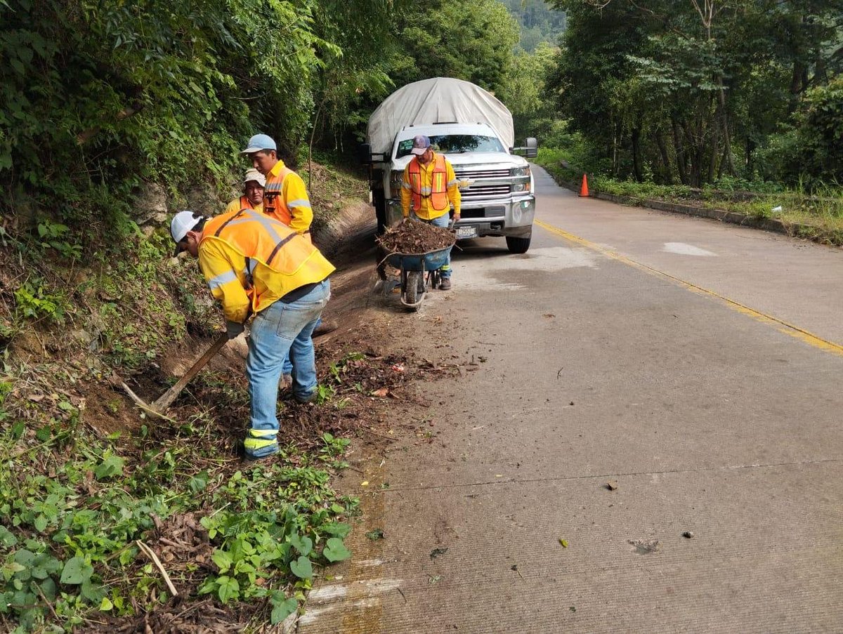 Sobre la Carr. Estatal 191, en Landa de Matamoros, realizamos limpieza de infraestructura pluvial para darle conducción al agua y seguir protegiendo la vialidad ante esta temporada de lluvias. 

Los camineros siempre a tu servicio y #Contigo