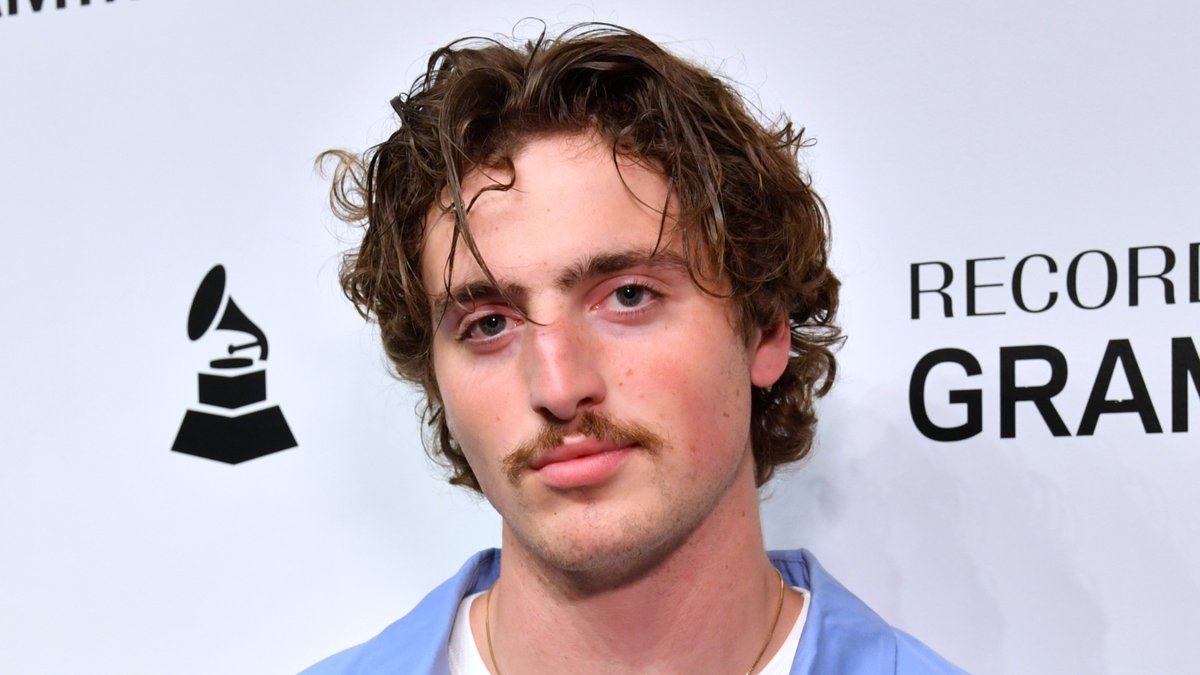 judejon_'s tweet image. Why is Benson Boone's moustache always creeping over his lip? It gives me anxiety thinking about the food that must get trapped in there. Left is more dignified