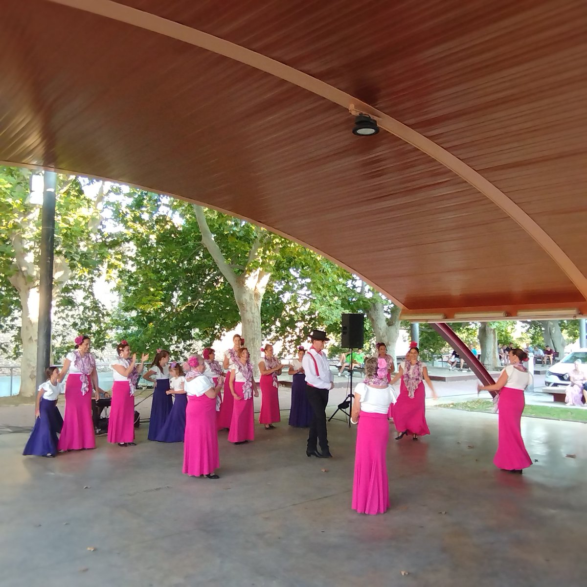 💐 Visita emotiva a la Llar de l’Hospital de la Santa Creu i Llar Icària compartint moments amb la nostra gent gran i especial.
Amb la música de Joseret i la seua rondalla, i una missa d’homenatge
El grup de sevillanes de Ferreries ha posat el toc final amb gràcia i alegria 💃