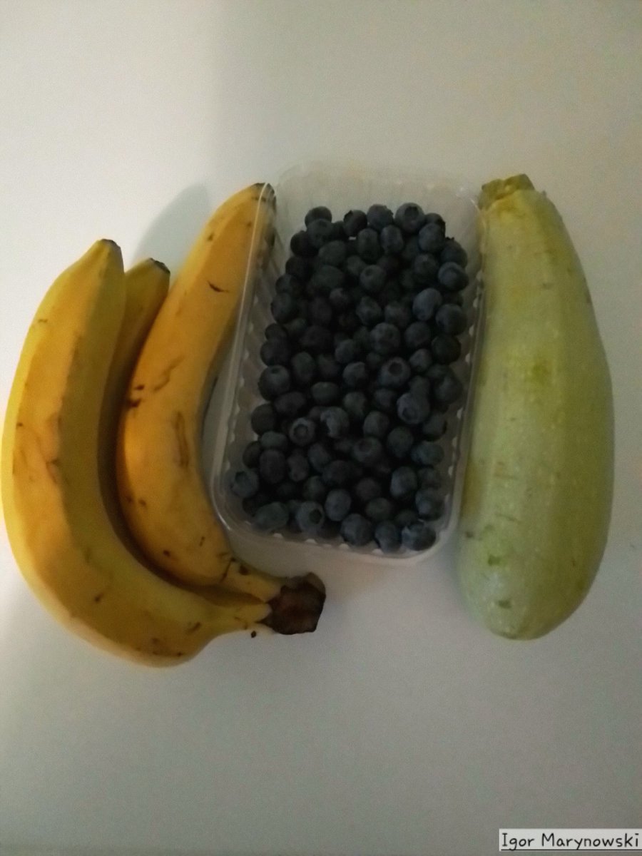 IgorMarynowski's tweet image. My favorite fruits are Bananas 🍌, blueberries 🫐, and... zucchini! Yes, zucchini. It might surprise some, but it’s technically a fruit. Why? Because it grows from the flower of the plant and contains seeds—exactly what defines a fruit in botanical terms. 🌿