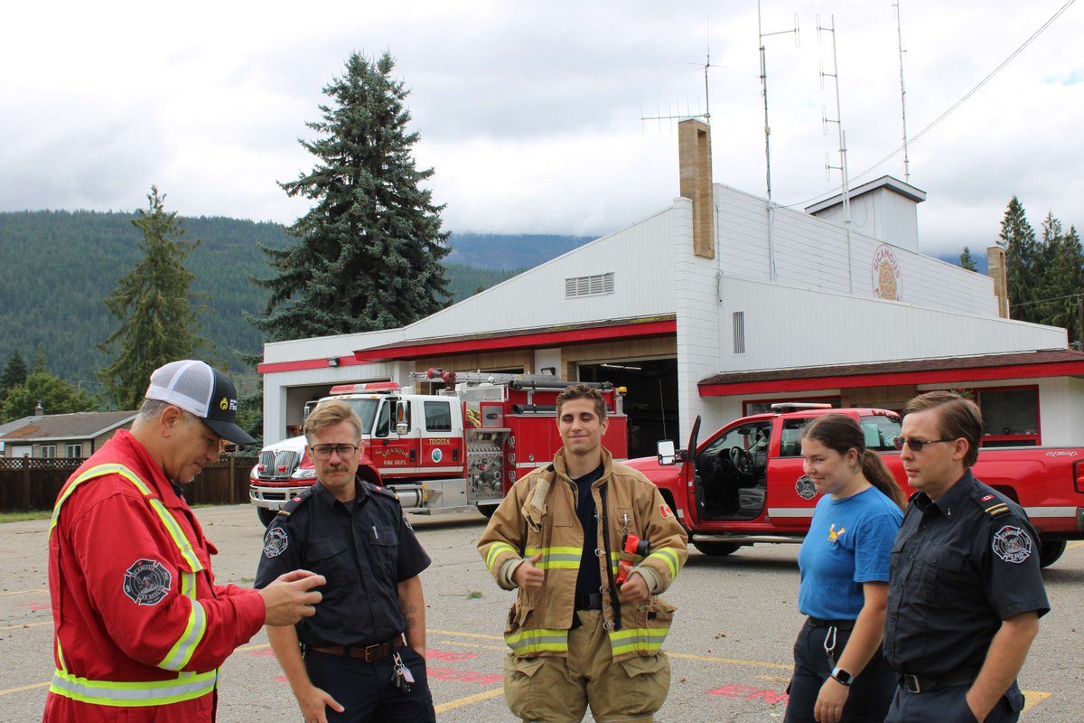 Sicamous Fire Rescue responded to a total of 23 calls last night to assist residents and clear obstacles. Some properties remain hazardous due to downed trees and debris, so please stay clear unless authorized.⚠️
#SicamousFireRescue
