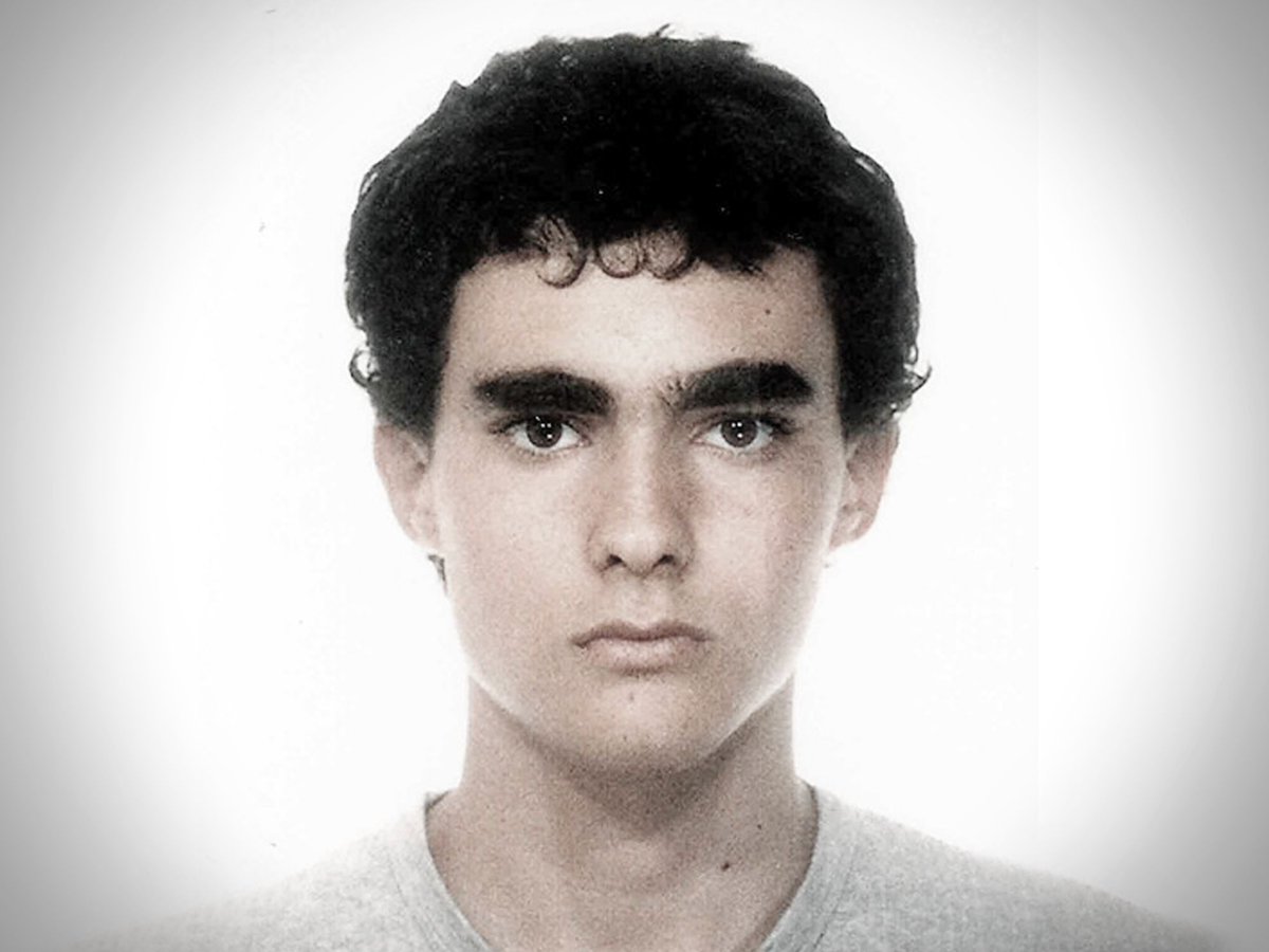 bravimabasta's tweet image. Di questi venti infiniti anni senza di te, Federico, ci sarebbero da ricordare mille volte in cui lo Stato, che ti ha ucciso invece di proteggerti, ha anche profanato il cadavere con la menzogna e l'ignavia. Ma ce n'è un episodio che voglio ricordare: quando gli agenti del…