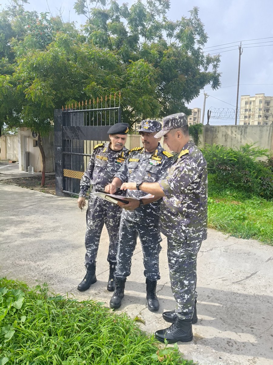 RAdm Neeraj Malhotra, Asst Controller of Logistics, visited #FOB Okha &amp; Porbandar from 16–19 Jul 25. The Admiral reviewed critical logistics infrastructure and interacted with #FOGNA &amp; officers of GD&amp;D Area.
#IndianNavy #LogisticsLeadership #MissionReady