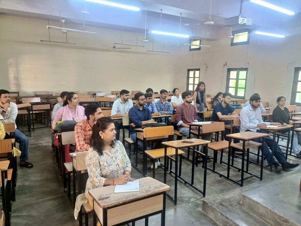 DUABVP's tweet photo. अखिल भारतीय विद्यार्थी परिषद, दिल्ली विश्वविद्यालय इकाई की बैठक कला संकाय में संपन्न हुई।
#abvpdu #abvpdelhi https://t.co/YHErVJGm6P