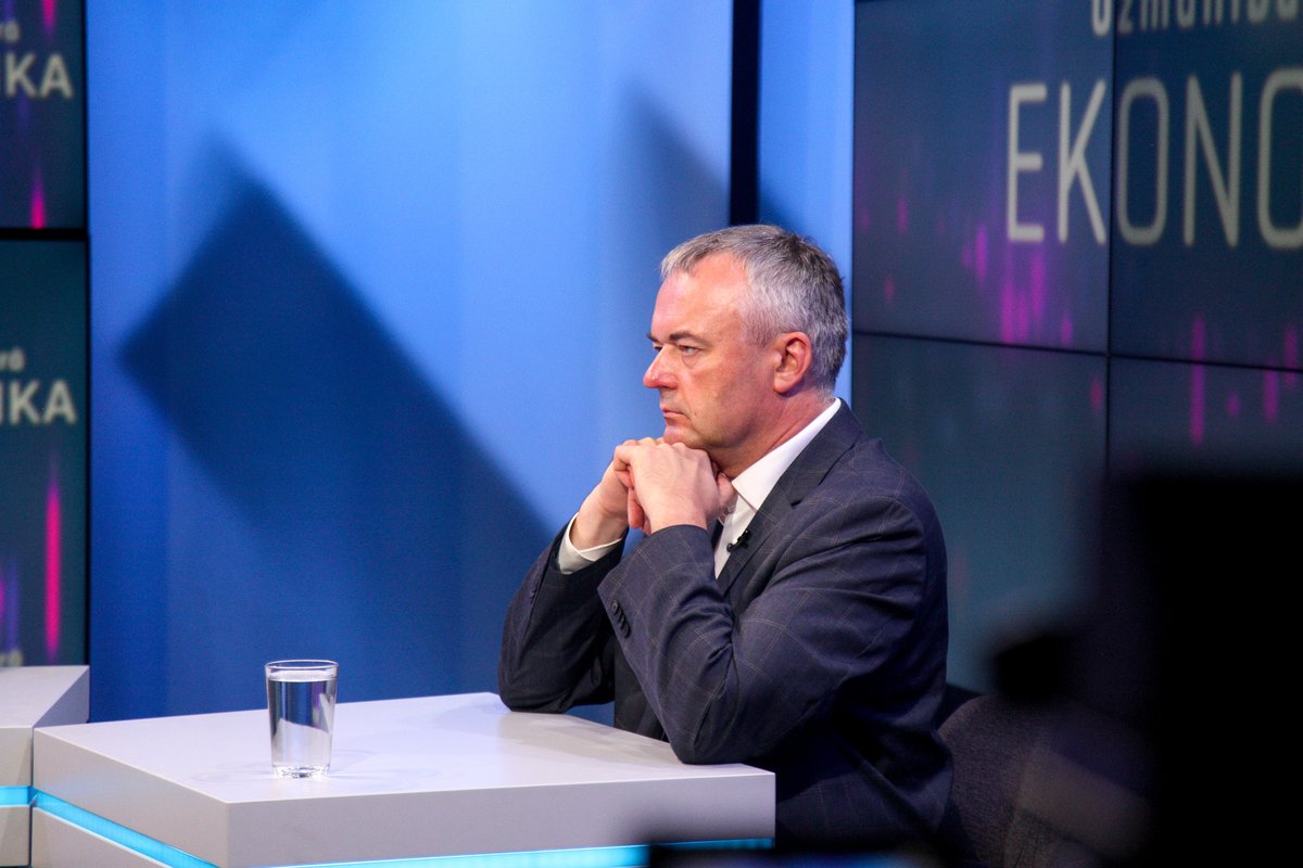 Šonedēļ raidījumā "Uzmanības centrā ekonomika" diskusija par skaidras naudas apriti. Mēklēsim atbildes uz jautājumiem:
❓vai bankomātu kontrole mazinās ēnu ekonomiku?
❓vai pastāv nevainīguma prezumpcija finanšu jomā?
❓vai lielāka kontrole ir pretrunā ar birokrātijas mazināšanu?