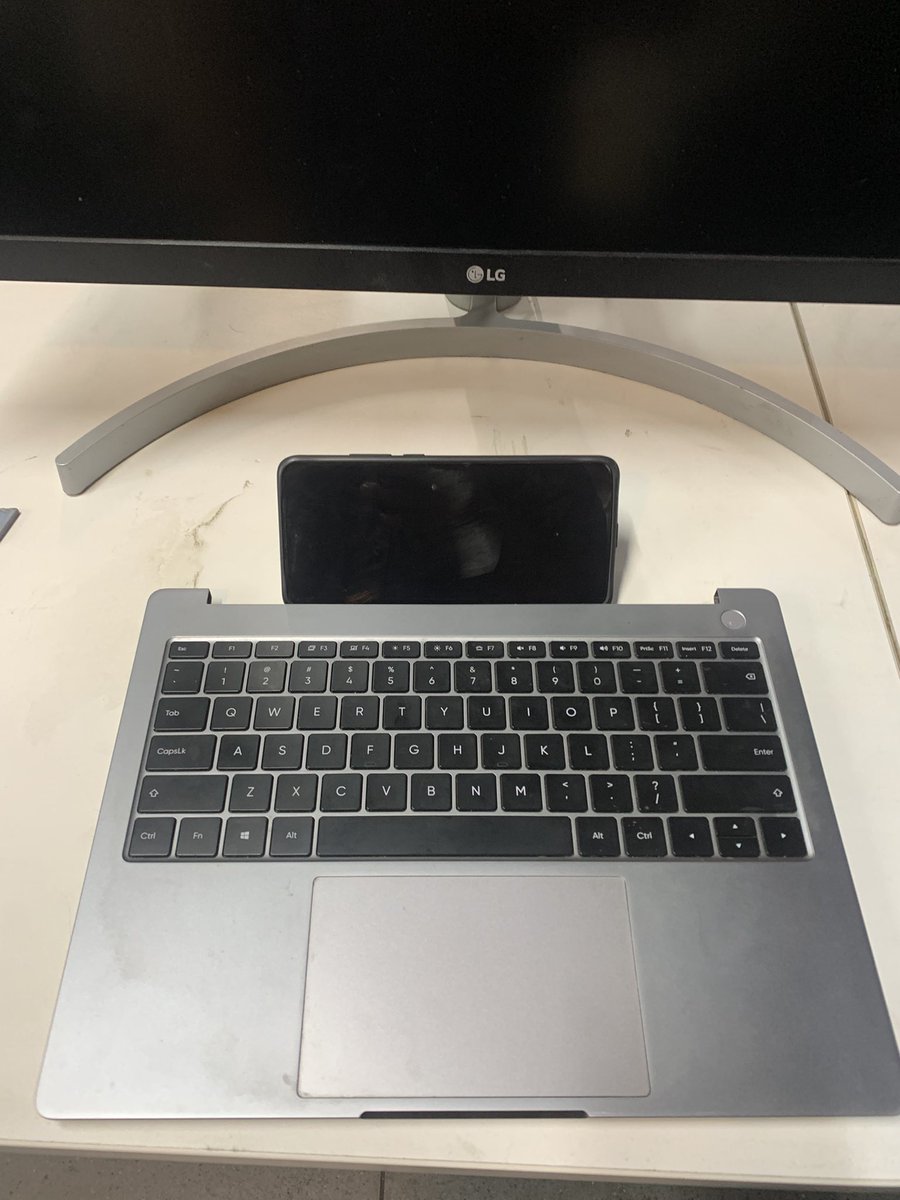 incog_nitto's tweet photo. setup update 😭 https://t.co/KzQ6GtoltN