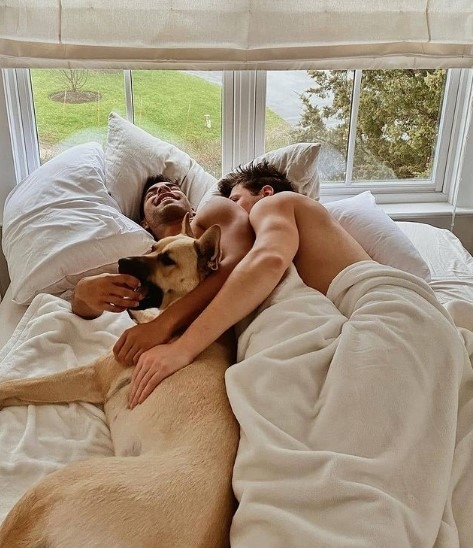 DiverCityMx's tweet photo. Buenos días, reyes del brillo 🌈✨ Levántense, sonrían y recuerden: ser auténticos es nuestro superpoder. ¡Hoy conquistamos el mundo con orgullo y chispa! 💅🏽🔥 #PridePower #GayAndProud #BuenosDíasGay #LGBTQ+ #LoveWins
📸 #Follow 👉 https://t.co/L0WhobLnB7 https://t.co/I1f4Gfc3B7
