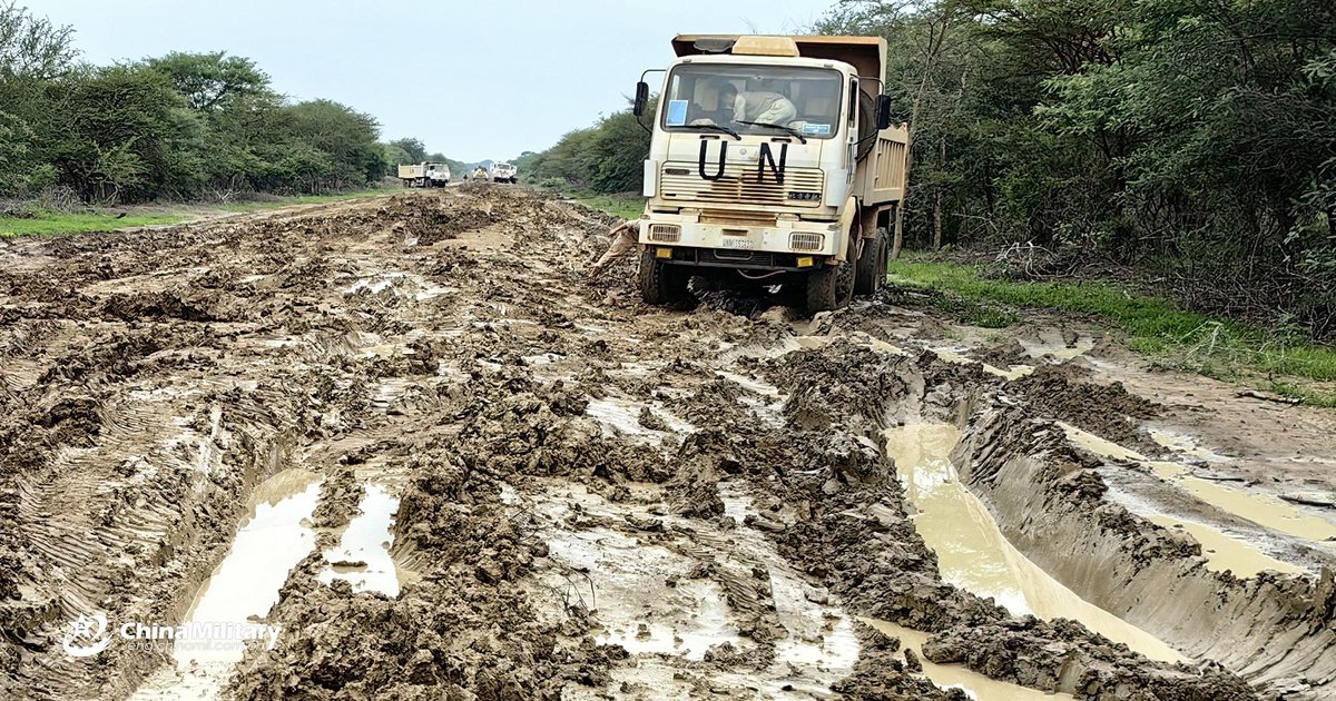 ChinaMilBugle's tweet photo. Recently, Chinese #Peacekeeping Horizontal Engineering Company to #SouthSudan completed rehabilitation of a 112-kilometer road connecting Tonj to Romich, which is of significance to UN humanitarian relief missions in the country. #PKOs @UNPeacekeeping @unmissmedia https://t.co/C3QCdmDP9J