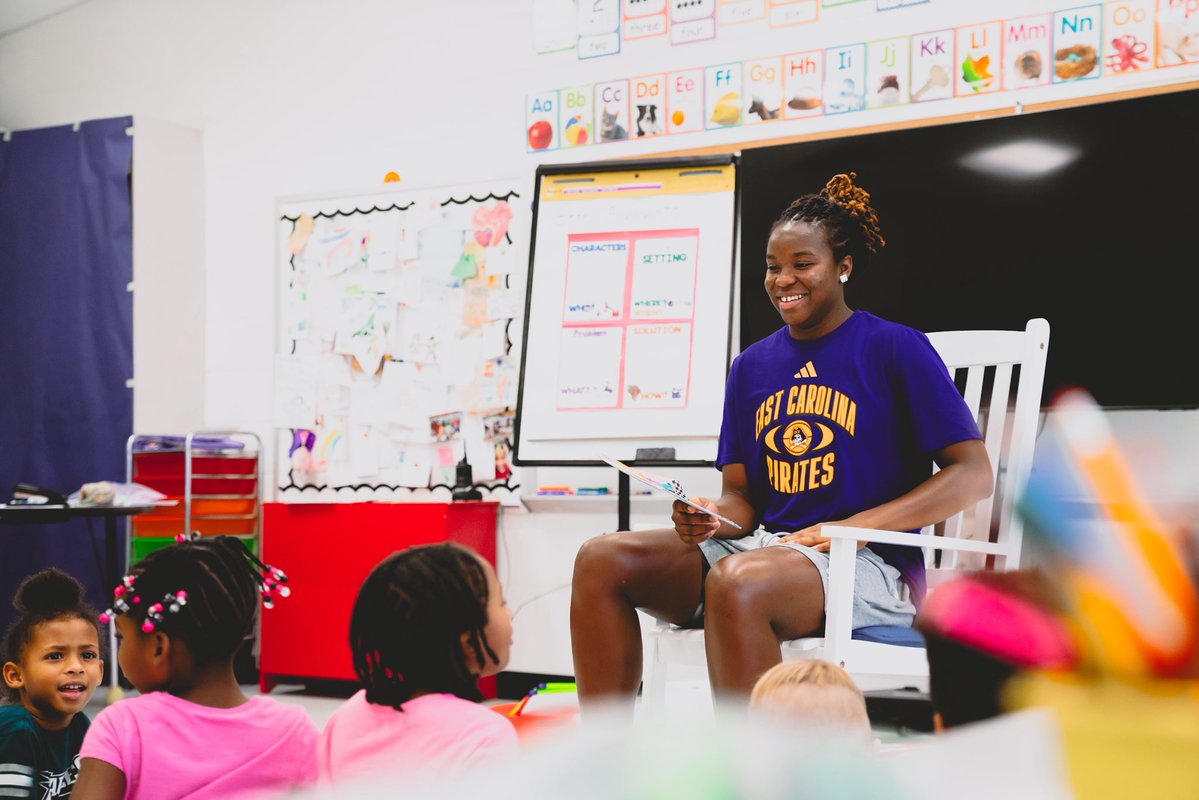 ECUWBB's tweet image. .@ZaniahZellous enjoyed some time reading to the kids at Ridgewood Elementary School yesterday afternoon 🙌
#FAB 🏴☠️